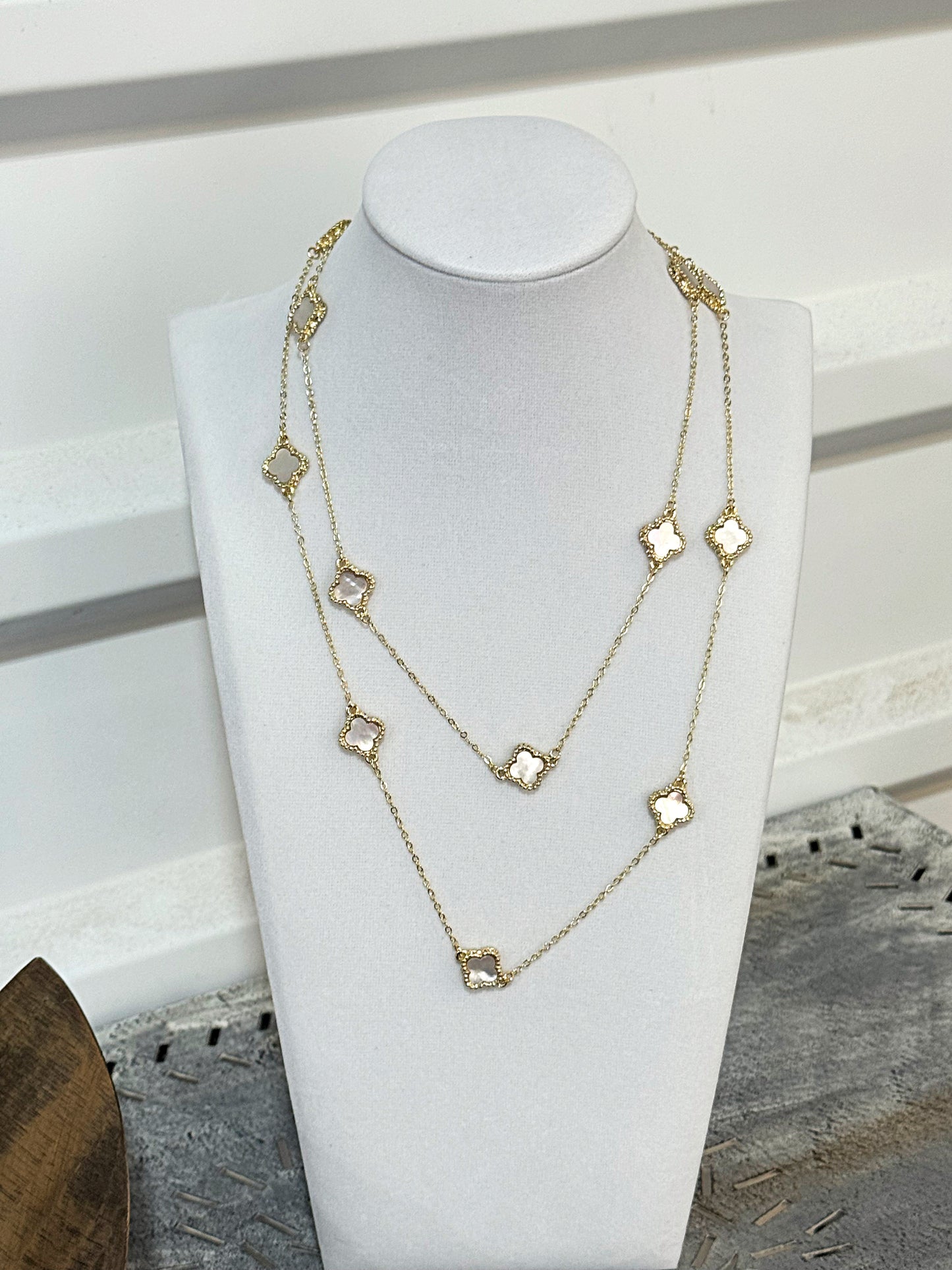 18" Gold and Alabaster Clover Necklace