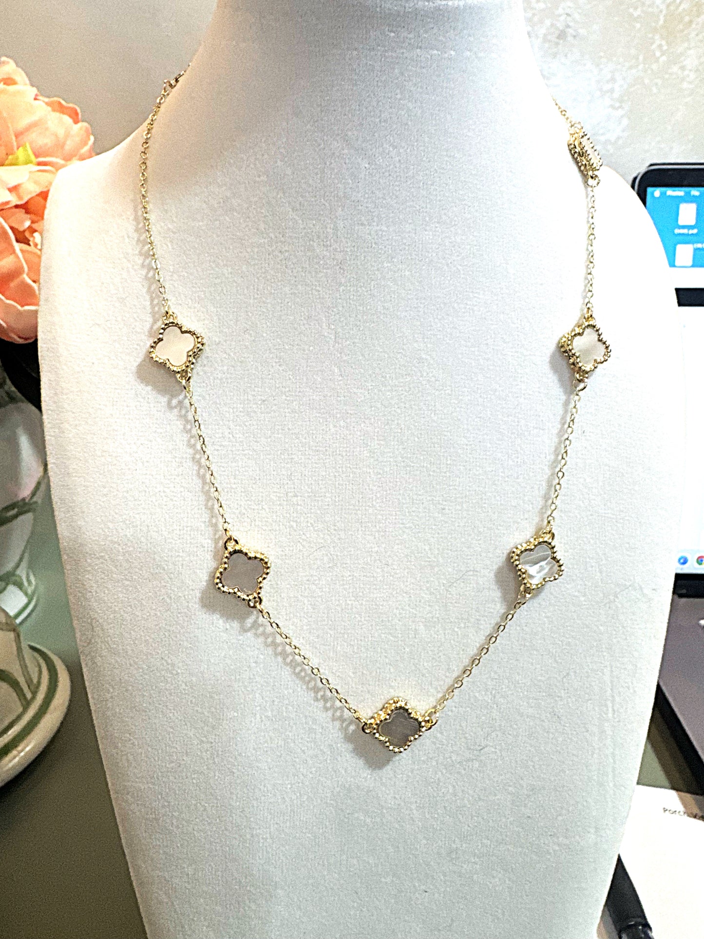 16" Pearl/Gold Clover Necklace